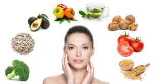 عکسی از مواد غذایی سالم مانند سبزیجات، میوه‌ها، آجیل و ماهی در کنار محصولات مراقبت از پوست.