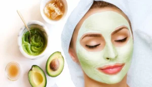 تصویر ترکیبی از ماسک‌های طبیعی و مواد اولیه مانند عسل، آووکادو، یا روغن زیتون.